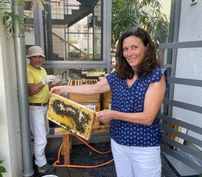 Nicole Gündogan, Projektleiterin bei auxilion, hält Honigwabe in den Händen.